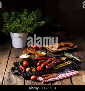 Saucisse de chorizo au piment avec bruschetta à la tomate Banque D'Images