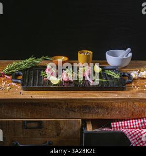 Côtelettes d'agneau crues assaisonnées et marinées aux herbes Banque D'Images