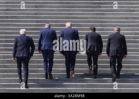 Washington, États-Unis. 12 mars 2025. Le représentant Mike Kelly (R-PA), le premier ministre irlandais Michael Martin, le président Donald J. Trump (C), le président de la Chambre Mike Johnson et le représentant David Joyce (R-OH) entrent au Capitole des États-Unis pour le déjeuner annuel des amis de l'Irlande, à Washington DC le mercredi 12 mars 2025 photo par Jemal Countess/UPI crédit : UPI/Alamy Live News Banque D'Images