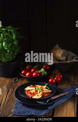 Ravioli alla Genovese avec basilic et sauce tomate Banque D'Images