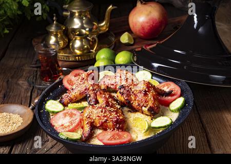 Couscous épicé avec ailes de poulet frites Banque D'Images