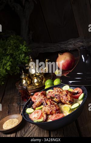 Couscous épicé avec ailes de poulet frites Banque D'Images