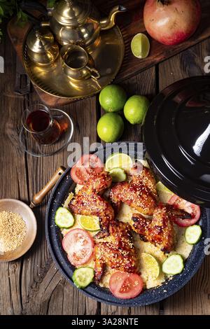 Couscous épicé avec ailes de poulet frites Banque D'Images