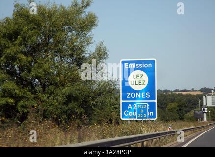 Zone à très faible émission ULEZ signe sur M23 Angleterre Banque D'Images