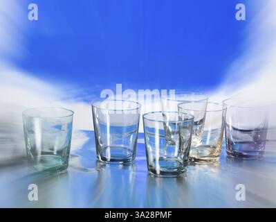Différentes lunettes sur feuille argentée, zone de couleur bleue derrière, effet zoom, prise de vue studio Banque D'Images