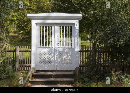 Porte de jardin blanche à la maison de jardin de Goethe dans le parc sur l'ILM à Weimar, Thuringe, Allemagne, Europe Banque D'Images