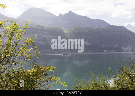 Vue de la rive nord du lac Walen aux montagnes au sud avec bateau, Amden, tous Gallen, Suisse, Europe Banque D'Images