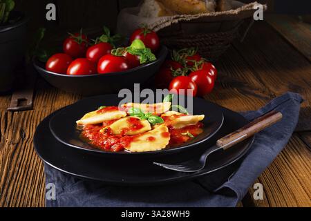 Ravioli alla Genovese avec basilic et sauce tomate Banque D'Images