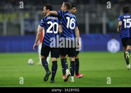 Milan, Italie. 11 mars 2025. Hakan Calhanoglu du FC Internazionale célèbre avec Davide Frattesi du FC Internazionale après avoir marqué un but lors de la manche 2024/25 de la Ligue des champions de l'UEFA entre le FC Internazionale et Feyenoord au Stadio Giuseppe Meazza (San Siro) le 11 mars 2025 à Milan, Italie . Crédit : Marco Canoniero/Alamy Live News Banque D'Images