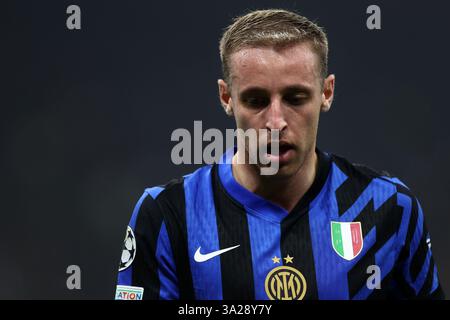 Milan, Italie. 11 mars 2025. Davide Frattesi, du FC Internazionale, se retrouve lors de la manche de la 16e manche de l'UEFA Champions League 2024/25 entre le FC Internazionale et Feyenoord au Stadio Giuseppe Meazza (San Siro) le 11 mars 2025 à Milan, Italie . Crédit : Marco Canoniero/Alamy Live News Banque D'Images
