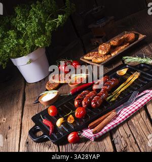 Saucisse de chorizo au piment avec bruschetta à la tomate Banque D'Images