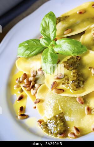 Végétarien en italien! Tortelli aux pignons de pin rôtis et basilique au pesto Banque D'Images