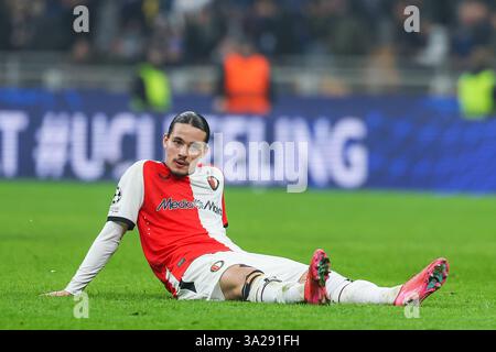 Anis Hadj Moussa du Feyenoord Rotterdam réagit après avoir perdu lors de la 16e manche de l'UEFA Champions League 2024/25 - match de 2e manche entre le FC Internazionale et le Feyenoord Rotterdam au stade San Siro. Score final ; FC Internazionale 2 : 1 Feyenoord Rotterdam. Banque D'Images
