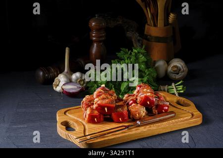 Kebab shish cru avec divers légumes Banque D'Images