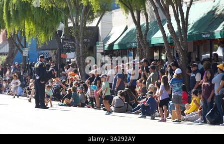 Half Moon Bay, CA - 19 octobre 2024 : les spectateurs sillonnent la rue pour assister au 52e Festival annuel de l'art et de la citrouille. Banque D'Images
