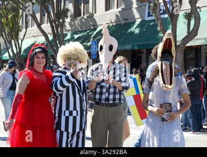 Half Moon Bay, CA - 19 octobre 2024 : participants non identifiés au 52e Festival annuel de l'art et de la citrouille, participant au défilé. Banque D'Images