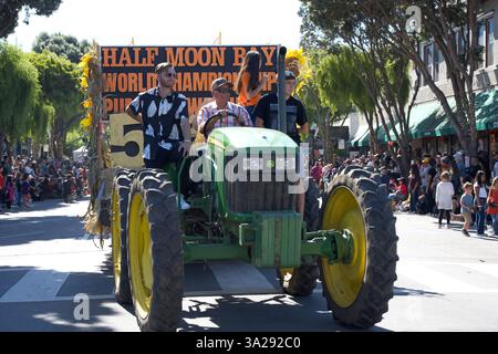 Half Moon Bay, CA - 19 octobre 2024 : participants non identifiés au 52e Festival annuel de l'art et de la citrouille, participant au défilé. Banque D'Images