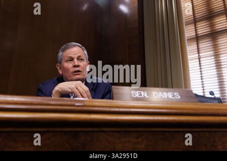 Le sénateur américain Steve Daines (Républicain du Montana) est vu lors d'une audition du Comité sénatorial de l'énergie et des ressources naturelles sur les règles fédérales d'exploitation minière, à Washington DC, le mercredi 12 mars 2025Credit : Aaron Schwartz/CNP/MediaPunch Banque D'Images