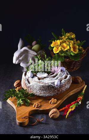 Polir le gâteau de Pâques avec des noix et du chocolat Banque D'Images