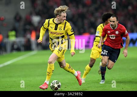 Lille, France. 12 mars 2025. Football : Ligue des Champions, OSC Lille - Borussia Dortmund, éliminatoires, 16e manche, stade Pierre-Mauroy. Julian Brandt de Dortmund (l) en action. Crédit : Federico Gambarini/dpa/Alamy Live News Banque D'Images