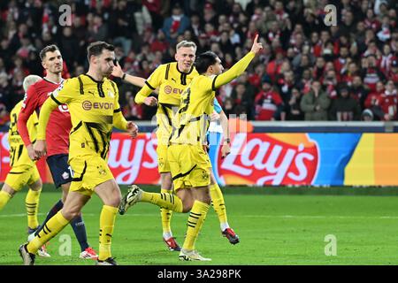 Lille, France. 12 mars 2025. Football : Ligue des Champions, OSC Lille - Borussia Dortmund, éliminatoires, 16e manche, stade Pierre-Mauroy. Emre Can (M) de Dortmund célèbre après son objectif de faire 1:1. Crédit : Federico Gambarini/dpa/Alamy Live News Banque D'Images