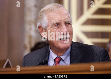 Washington, Vereinigte Staaten. 12 mars 2025. Le sénateur des États-Unis Angus King, Jr. (indépendant du Maine) est vu lors d'une audience du Comité sénatorial de l'énergie et des ressources naturelles sur les règles fédérales d'exploitation minière, à Washington DC, le mercredi 12 mars 2025 crédit : Aaron Schwartz/CNP/dpa/Alamy Live News Banque D'Images