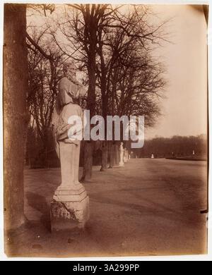 Cette photographie d’Eugène Atget capture les vastes jardins de Versailles, mettant en valeur l’aménagement symétrique et le design historique du parc. Banque D'Images
