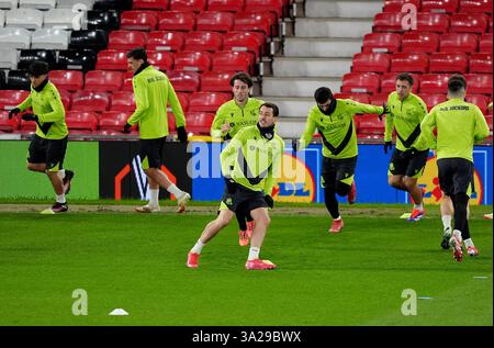 Mikel Oyarzabal de la Real Sociedad (au centre) sur le terrain lors d'une séance d'entraînement à Old Trafford, Manchester. Date de la photo : mercredi 12 mars 2025. Banque D'Images