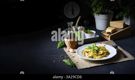 Végétarien en italien! Tortelli aux pignons de pin rôtis et basilique au pesto Banque D'Images