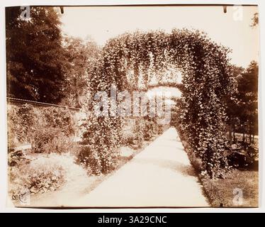 Cette photographie d'Eugène Atget capture le jardin de Bagatelle à Paris, mettant en valeur la beauté pittoresque du jardin et le design classique du parc. Banque D'Images
