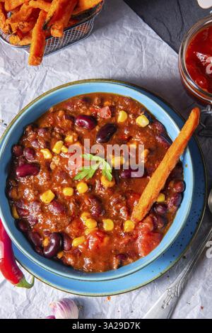 Chili con carne avec patate douce et nachos épicés Banque D'Images
