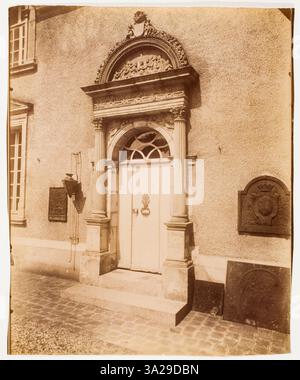La photographie d'Eugène Atget de la Maison de Diane de Poitiers à Etampes capture les détails architecturaux historiques de l'édifice. L'image se concentre sur son design classique et l'environnement environnant. Banque D'Images