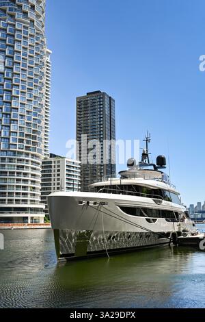 Londres, Angleterre - 222 juin 2022 : yacht à moteur de luxe Phoenix amarré dans le West India Dock à Canary Wharf Banque D'Images