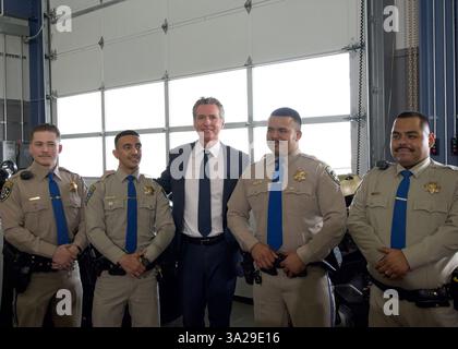 Oakland, CA - 27 décembre 2024 : Gavin Newsom posant pour des photos avec des officiers du CHP après une conférence de presse sur une Californie plus sûre Banque D'Images