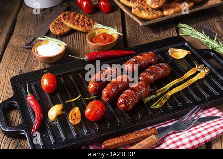 Saucisse de chorizo au piment avec bruschetta à la tomate Banque D'Images