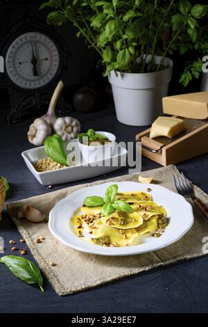 Végétarien en italien! Tortelli aux pignons de pin rôtis et basilique au pesto Banque D'Images
