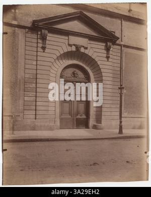 Dans cette photographie, Eugène Atget capture le Hôtel d'Ecquevilly au 60 rue de Turenne, illustrant son architecture classique française. Banque D'Images