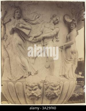 Le plan détaillé d’Atget se concentre sur le design complexe d’un vase décoratif dans les jardins de Versailles, mettant l’accent sur le savoir-faire artisanal et le style ornemental typiques de l’époque. Banque D'Images