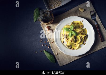 Végétarien en italien! Tortelli aux pignons de pin rôtis et basilique au pesto Banque D'Images
