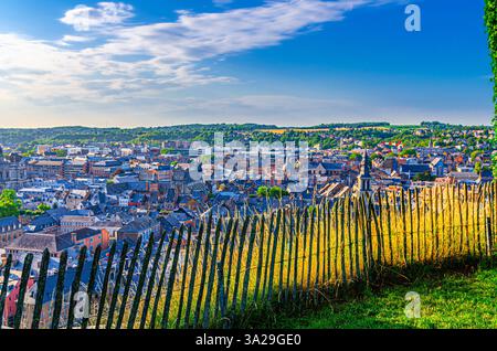 Namur paysage urbain et clôture en bois, vue aérienne de la vieille ville Namur centre historique avec des maisons de bâtiments colorés, panorama de Namur avec Banque D'Images