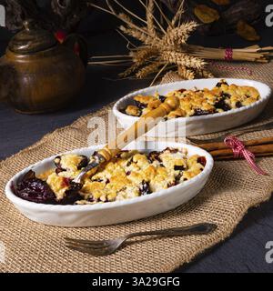 Prunes cannelle avec crumble Banque D'Images