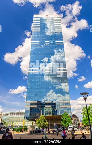 Bruxelles, Belgique, le 7 juillet 2023 : Tour Sud ou Tour des pensions gratte-ciel modernisme architecture style immeuble de bureaux moderne reflétant les nuages blancs Banque D'Images