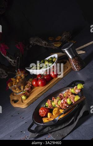 Choux de Bruxelles et brochettes de bacon avec widgets de pommes de terre Banque D'Images