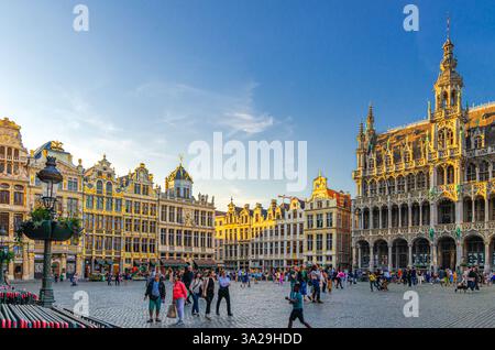 Bruxelles, Belgique, 7 juillet 2023 : la Grand-place Grote Markt Grand marché place dans le centre historique de la ville de Bruxelles avec foule de touristes, Bruxelles Banque D'Images