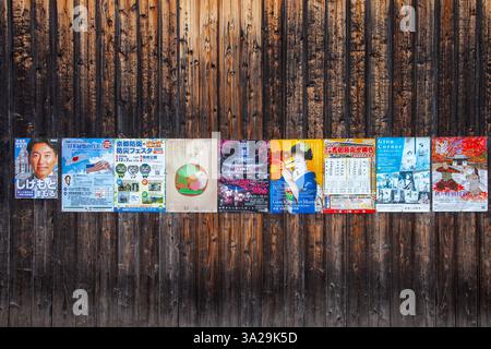 Affiches colorées sur un mur en bois d'un bâtiment à Gionmachi, Gion, Kyoto, Japon. Banque D'Images