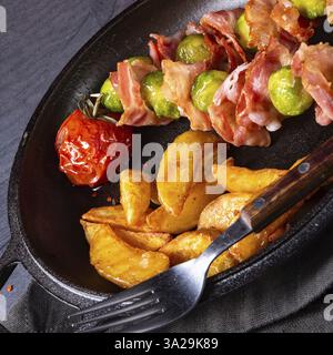 Choux de Bruxelles et brochettes de bacon avec widgets de pommes de terre Banque D'Images
