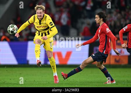 Lille, France. 12 mars 2025. Football : Ligue des Champions, OSC Lille - Borussia Dortmund, éliminatoires, 16e manche, stade Pierre-Mauroy. Julian Brandt de Dortmund (l) en action. Crédit : Federico Gambarini/dpa/Alamy Live News Banque D'Images