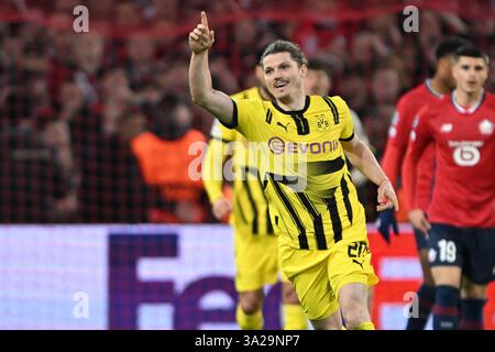 Lille, France. 12 mars 2025. Football : Ligue des Champions, OSC Lille - Borussia Dortmund, éliminatoires, 16e manche, stade Pierre-Mauroy. Marcel Sabitzer de Dortmund célèbre après la victoire. Crédit : Federico Gambarini/dpa/Alamy Live News Banque D'Images