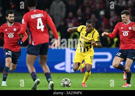 Lille, France. 12 mars 2025. Football : Ligue des Champions, OSC Lille - Borussia Dortmund, éliminatoires, 16e manche, stade Pierre-Mauroy. Carney Chukwuemeka (M) de Dortmund en action. Crédit : Federico Gambarini/dpa/Alamy Live News Banque D'Images