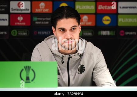 Kevin Diks du FC Copenhagen lors d'une conférence de presse à Stamford Bridge, Londres. Date de la photo : mercredi 12 mars 2025. Banque D'Images